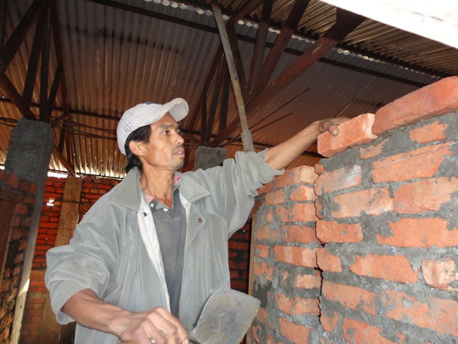 Subba Ale Magar of Gwaltar Sindhuli is untrained and is laying walls in a house, this shows building safe homes is not going to happen as expected